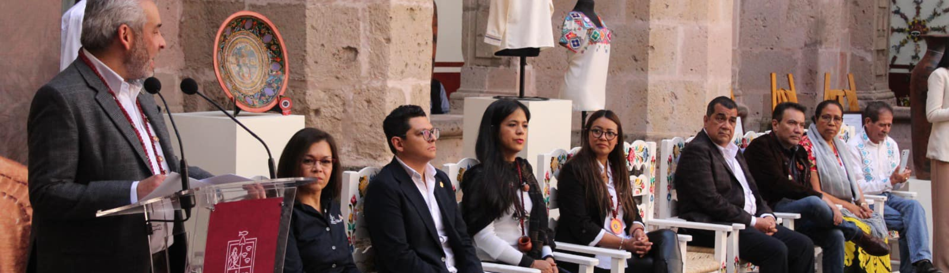 El Instituto del Artesano Michoacano entrega reconocimientos a 6 marcas de artesanos del estado. 